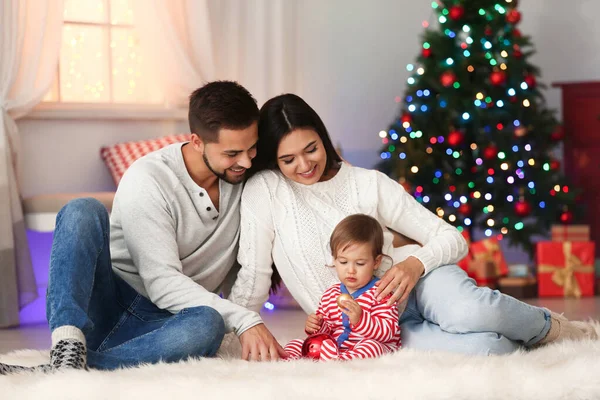 Šťastná rodina s roztomilým dítětem doma. Vánoční oslava — Stock fotografie