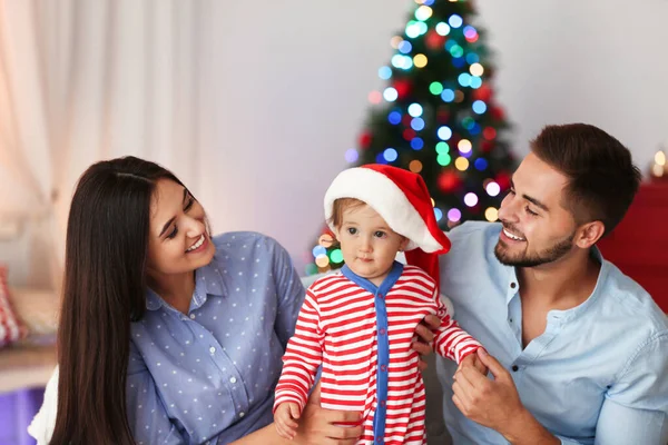 Familia feliz con bebé lindo en casa. Celebración de Navidad —  Fotos de Stock