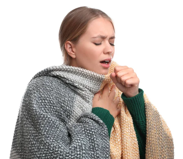 Jeune femme enveloppée dans une couverture chaude souffrant de froid sur fond blanc — Photo