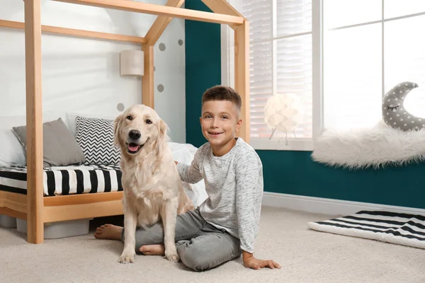 Menino com seu cão no interior do quarto elegante — Fotografia de Stock