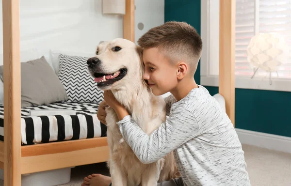 Kisfiú a kutyájával a stílusos hálószobában. — Stock Fotó