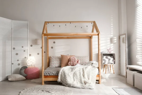Acogedor interior de la habitación infantil con cama cómoda —  Fotos de Stock
