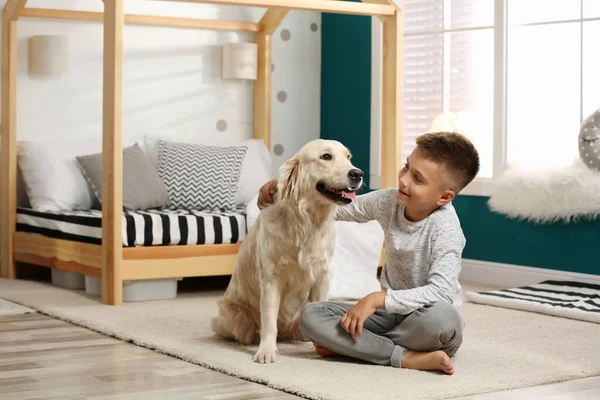 Niño con su perro en el elegante interior del dormitorio —  Fotos de Stock