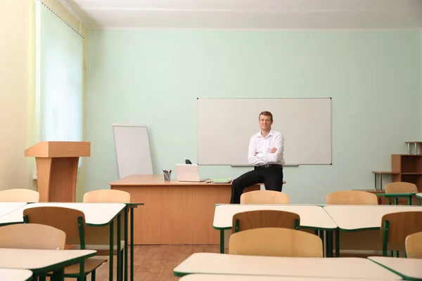 Retrato de professor masculino em sala de aula moderna — Fotografia de Stock