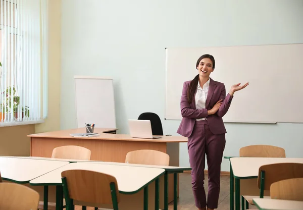 Retrato de la profesora en el aula moderna —  Fotos de Stock