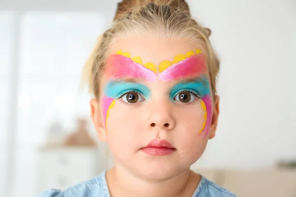 Cute little girl z malowania twarzy w pomieszczeniach — Zdjęcie stockowe