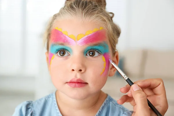 Cara de pintura de artista de niña pequeña en el interior — Foto de Stock