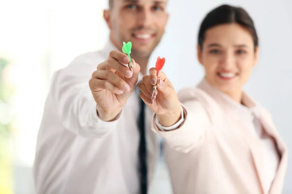 Gelukkige medewerkers in kantoor, focus op handen met darts — Stockfoto