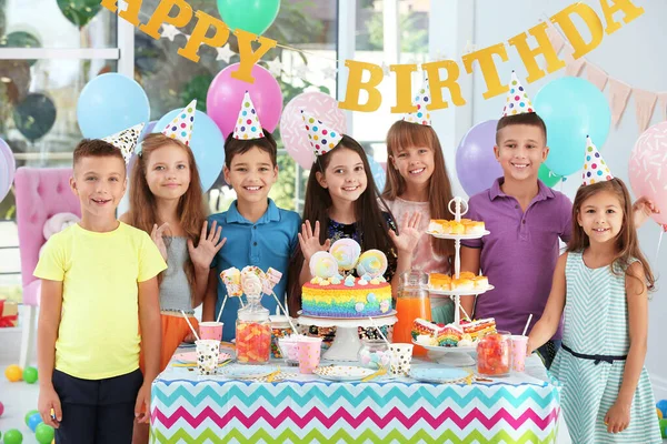 Niños felices en la fiesta de cumpleaños en la habitación decorada —  Fotos de Stock