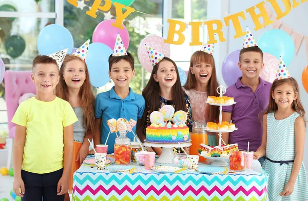 Niños felices en la fiesta de cumpleaños en la habitación decorada —  Fotos de Stock
