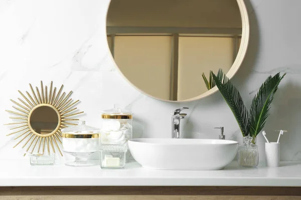 Cuscinetti in cotone e altri prodotti per l'igiene sul piano di lavoro in bagno — Foto Stock