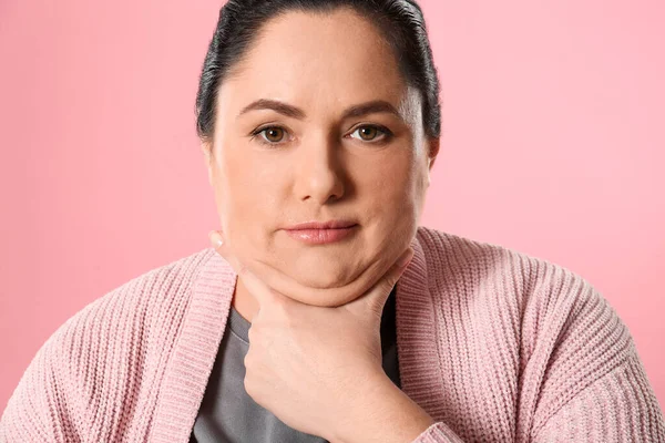 Woman with double chin on pink background — Stock Photo, Image