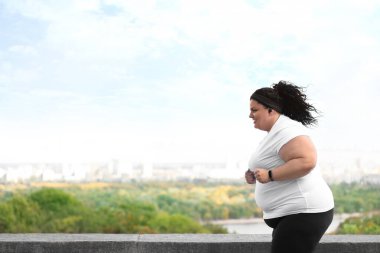 Güzel kilolu kadın dışarıda koşuyor. Fitness yaşam tarzı
