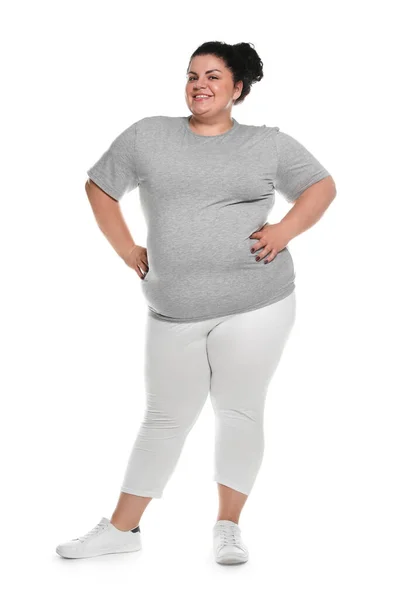 Счастливая толстая женщина позирует на белом фоне — стоковое фото
