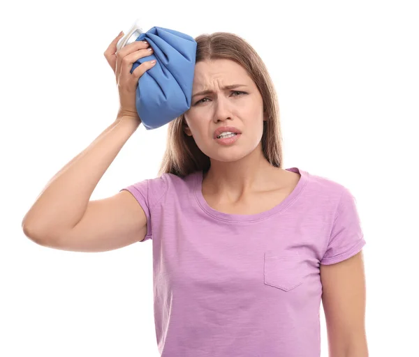 Boldogtalan nő használ hideg csomag gyógyítani fejfájás fehér háttér — Stock Fotó