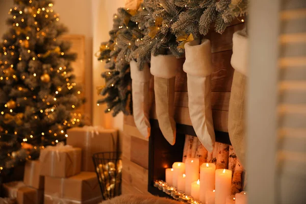 Stilvolles Interieur mit dekorativem Kamin. Weihnachtszeit — Stockfoto