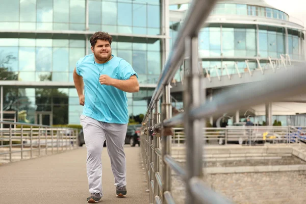Jeune homme en surpoids courant à l'extérieur. Style de vie fitness — Photo
