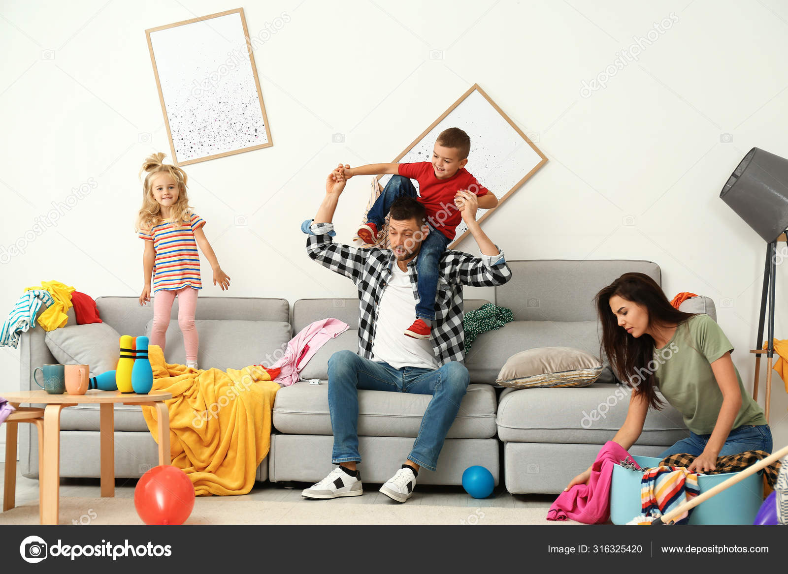 Clean up the mess. Housework Kids фотообои. Messy Family. Children at Home a mess. Making a mess.