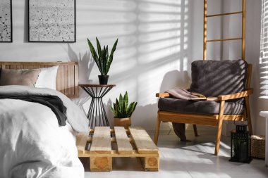 Şık, modern yatak odası. Rahat koltuğu var.