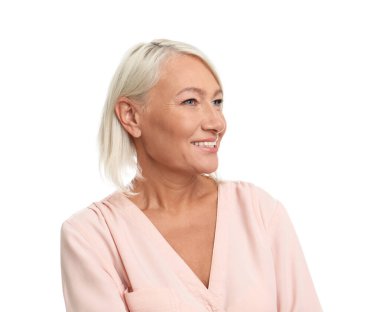 Beyaz arka planda güzel yüzü olan olgun bir kadın.