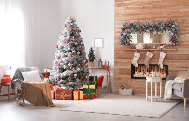 Dekore edilmiş Noel ağacı olan oturma odasının güzel iç mekanı.