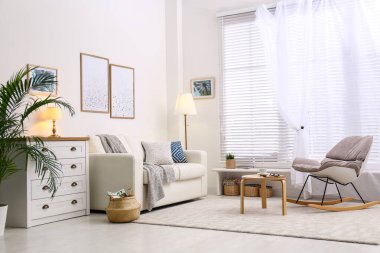 Modern oturma odasının içi şık mobilyalarla dolu.