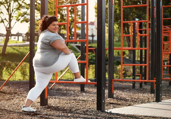 スポーツグラウンドで美しい太りすぎの女性のトレーニング — ストック写真