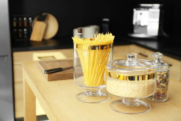 Produtos na mesa de madeira na cozinha moderna — Fotografia de Stock