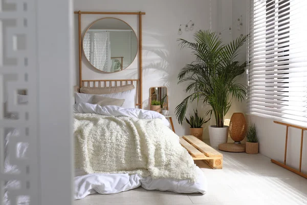 Стильный современный интерьер с удобной кроватью — стоковое фото