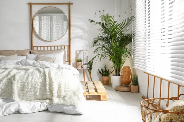 Stijlvol modern kamer interieur met comfortabel bed — Stockfoto