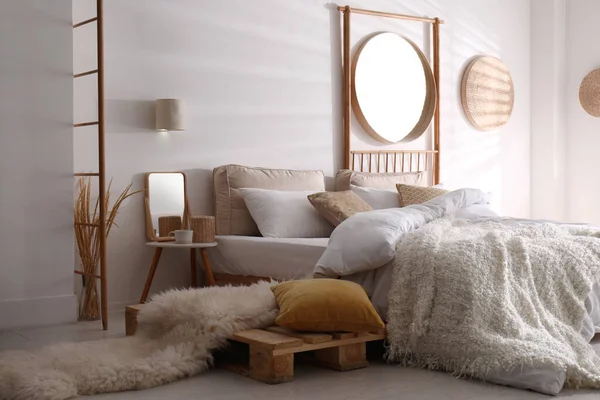 Konforlu yataklı şık modern oda iç — Stok fotoğraf