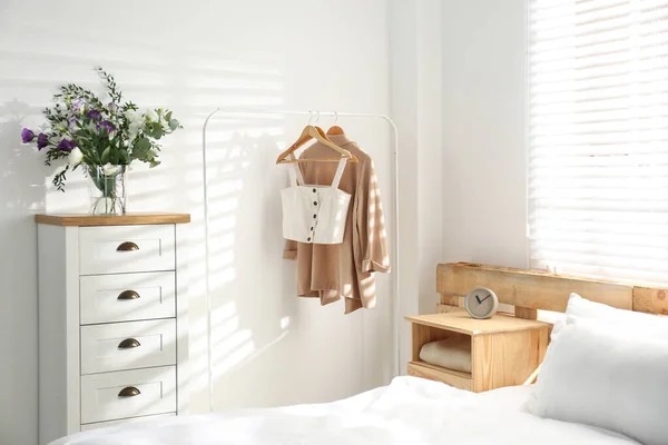 Stijlvolle slaapkamer met moderne ladekast — Stockfoto