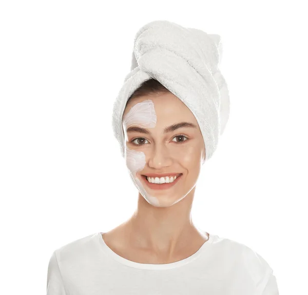 Mujer joven feliz con máscara orgánica en su cara sosteniendo aguacate sobre fondo blanco —  Fotos de Stock