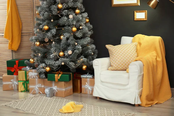 Intérieur élégant de la chambre avec beau sapin de Noël et boîtes-cadeaux — Photo