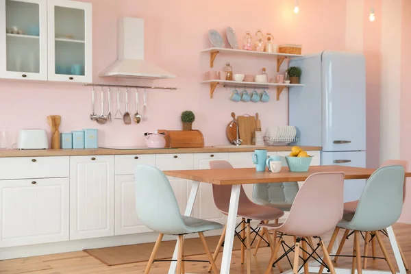 Stylowe wnętrze kuchni ze stołem i krzesłami — Zdjęcie stockowe