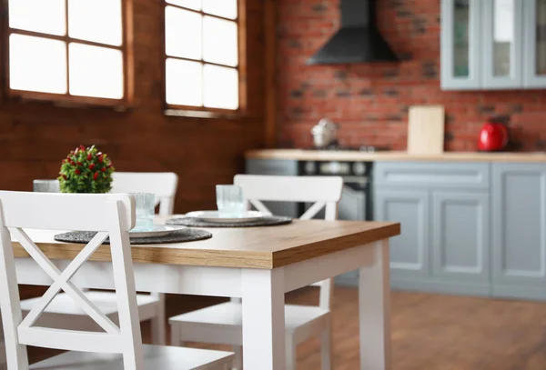 Elegante cocina interior con mesa de comedor y sillas — Foto de Stock