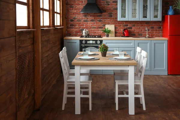 Snygg köksinteriör med matbord och stolar — Stockfoto