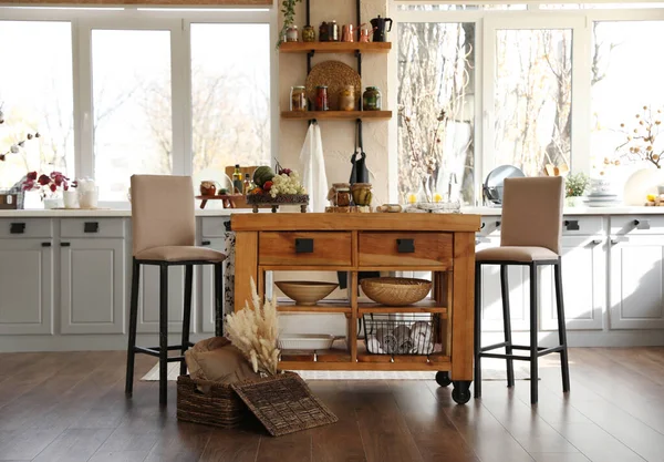 Elegante cocina interior con mesa de madera y sillas — Foto de Stock