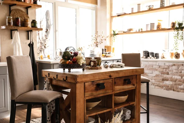 Elegante cocina interior con mesa de madera y sillas — Foto de Stock