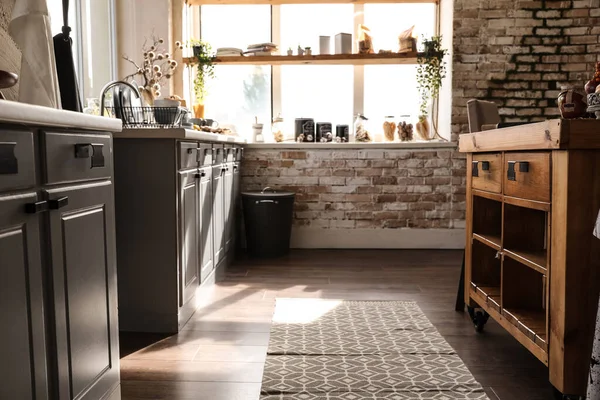 Стильний кухонний інтер'єр з сучасними меблями. Ідея дизайну будинку — стокове фото