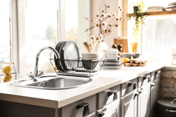 Snyggt kök med diskbänk och rent bestick — Stockfoto
