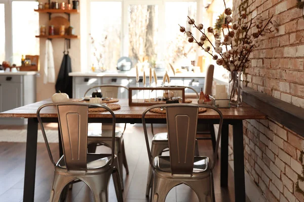 Yemek masası ve sandalyeleri olan şık bir mutfak. — Stok fotoğraf