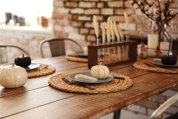 Mesa de madera decorada para Halloween en la cocina —  Fotos de Stock