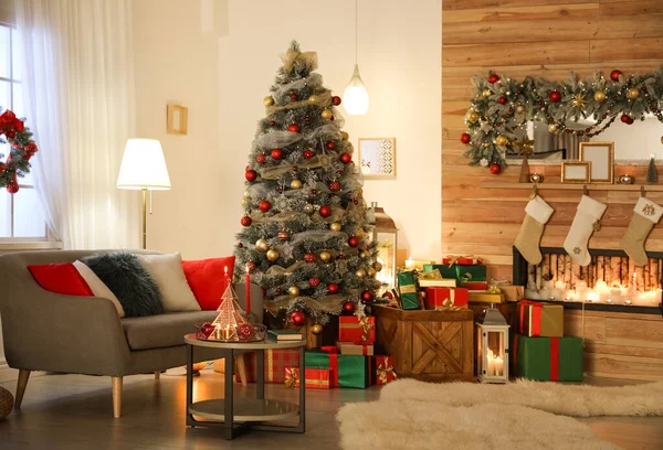Красивый интерьер гостиной с украшенной елкой и камином — стоковое фото