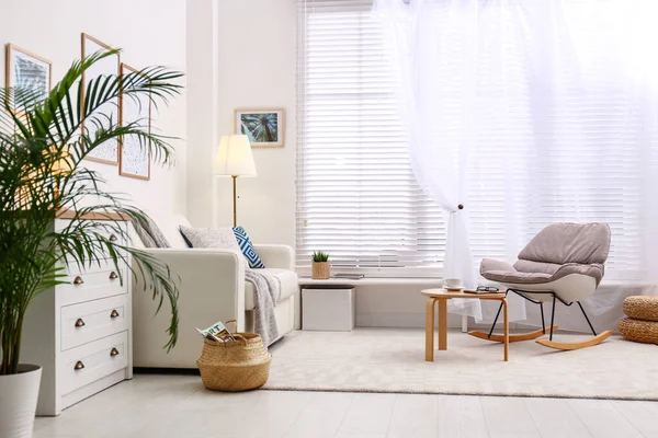 スタイリッシュな家具付きのモダンなリビングルームのインテリア — ストック写真