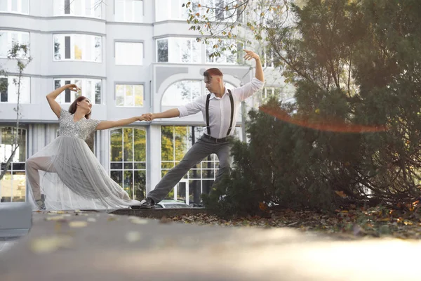 Красивая молодая пара, практикующая танцы на открытом воздухе — стоковое фото