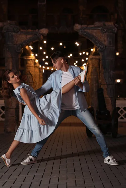 Mooi jong paar oefenen dans moves in de avond buiten — Stockfoto