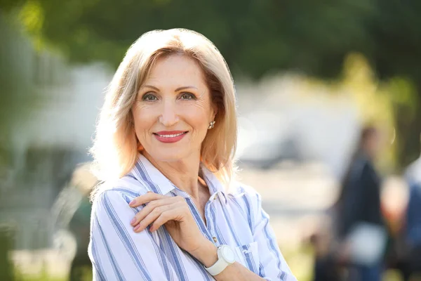 Retrato de mujer madura feliz en el parque en el día soleado — Foto de Stock