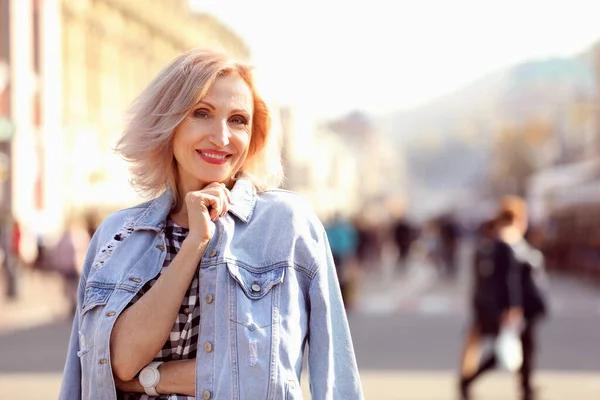 Портрет счастливой зрелой женщины на городской улице — стоковое фото