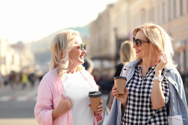 Piękne dojrzałe kobiety z kawą na ulicy miasta — Zdjęcie stockowe